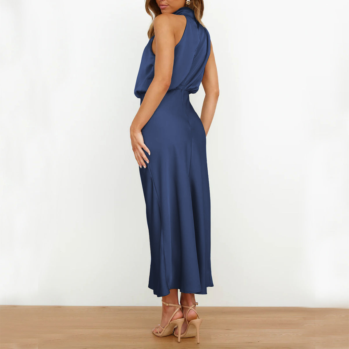 Robe longue satinée à col drapé