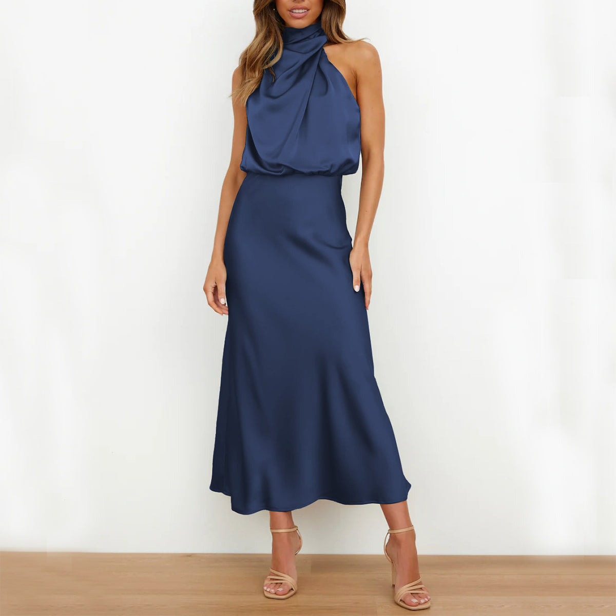Robe longue satinée à col drapé