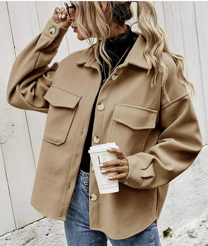 Veste courte ample à poches boutonnées
