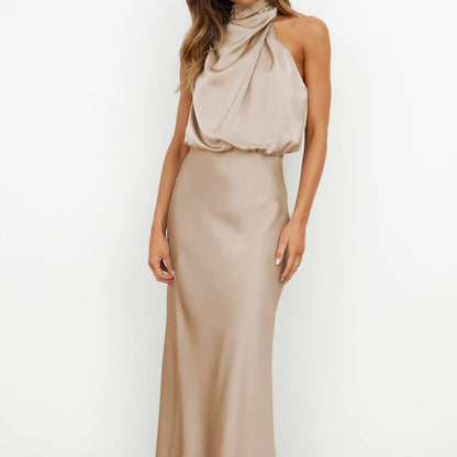 Robe longue satinée à col drapé