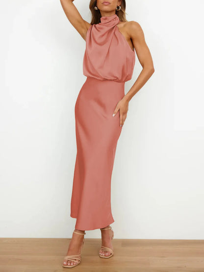 Robe longue satinée à col drapé