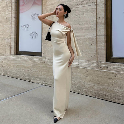 Robe longue asymétrique à détail drapé