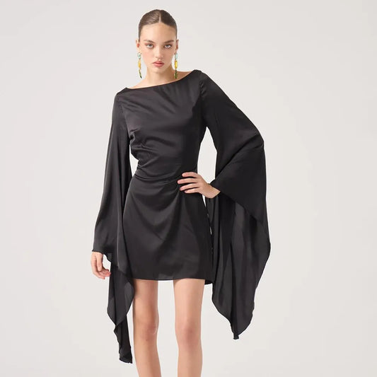 Robe chic dos-nu cintrée à lacets