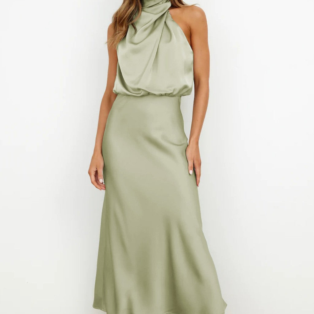Robe longue satinée à col drapé