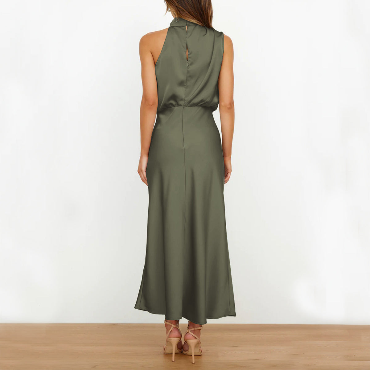 Robe longue satinée à col drapé