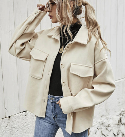 Veste courte ample à poches boutonnées