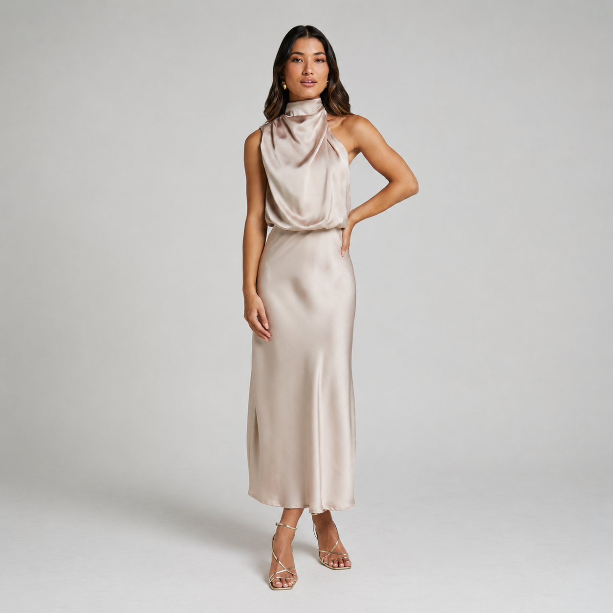 Robe longue satinée à col drapé
