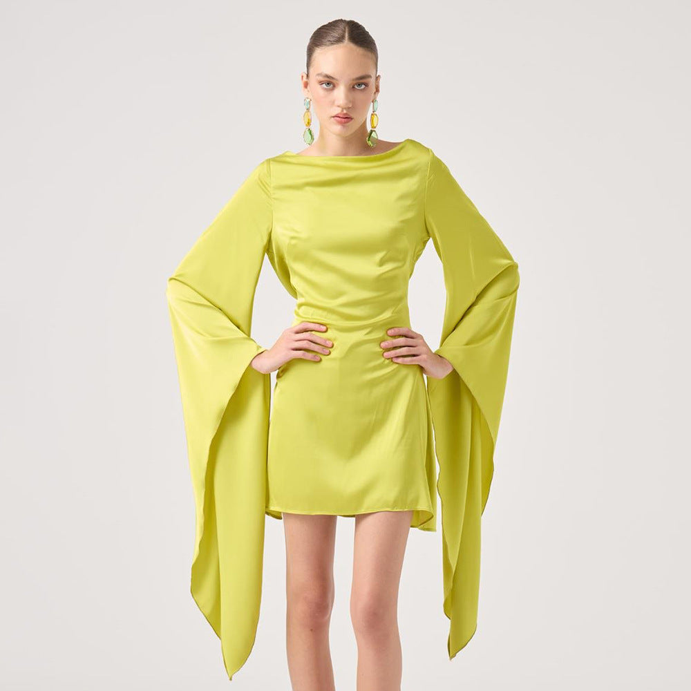 Robe chic dos-nu cintrée à lacets