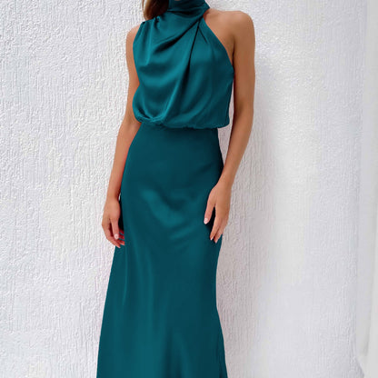 Robe longue satinée à col drapé