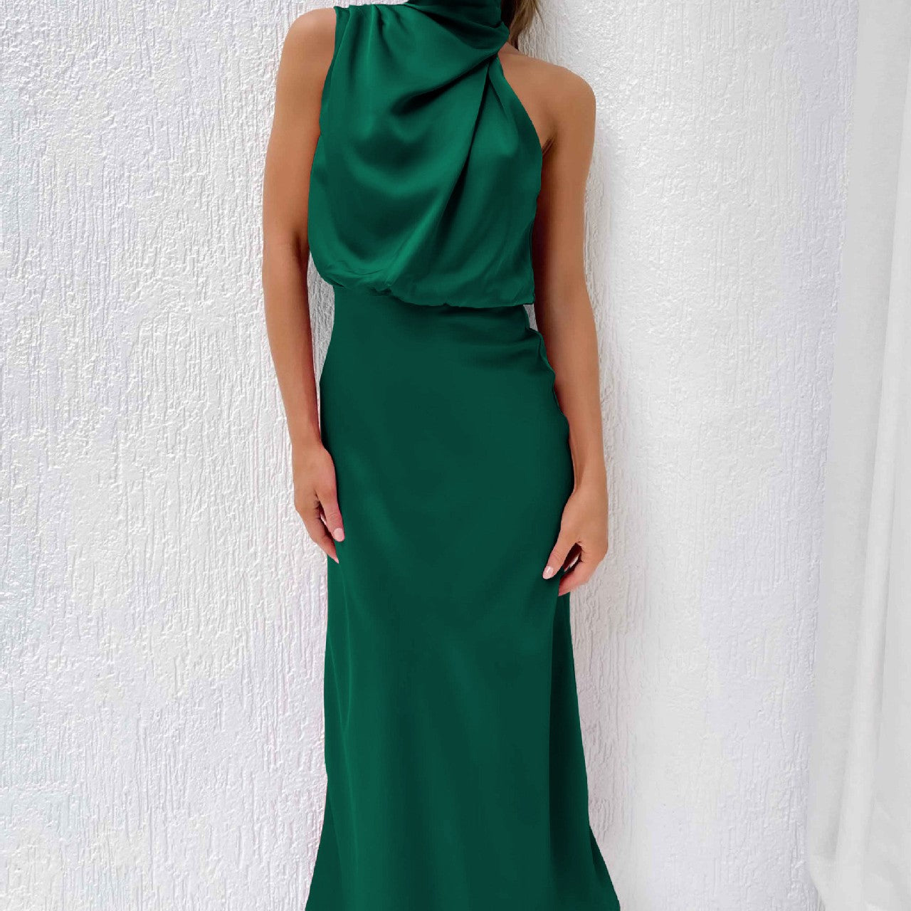 Robe longue satinée à col drapé