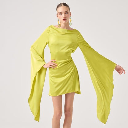 Robe chic dos-nu cintrée à lacets